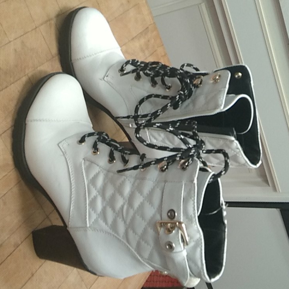 Guess boots